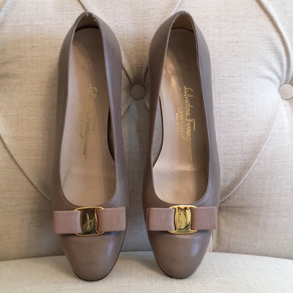 Vintage Ferragamo “Lillaz” Taupe Flats 10C GUC